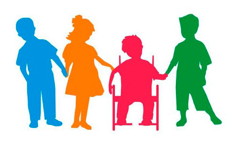 Детки держат за руки ребенка в инвалидном кресле
