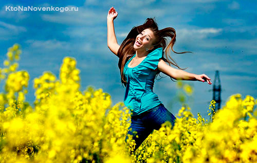 Девушка радостно бежит по лугу