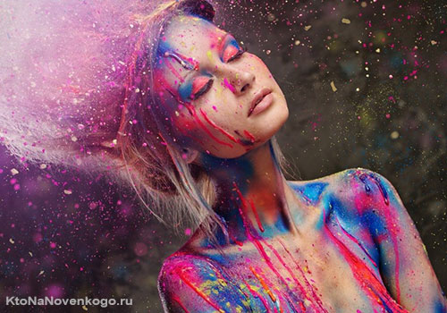 Девушка раскрашена разноцветными красками