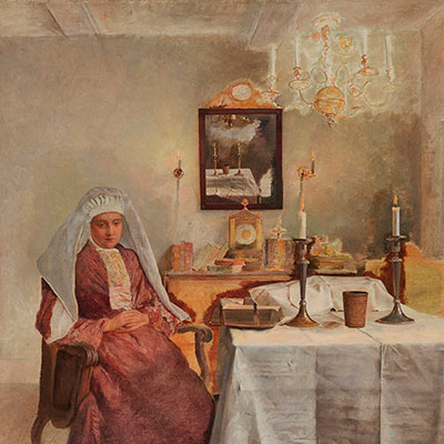 Женщина сидящая рядом со столом
