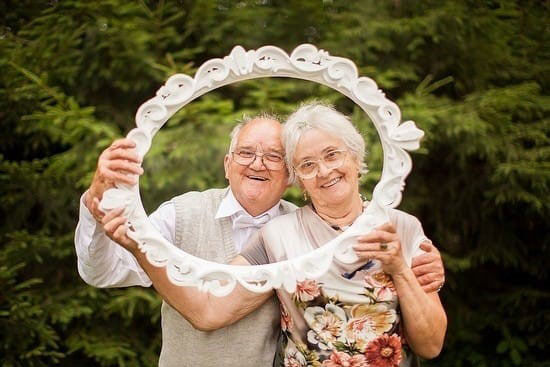 Рамка в виде сердца на фоне пожилой супружеской пары