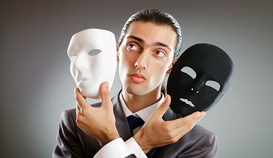 Человека выбирает какую надеть маску - черную или белую