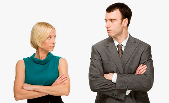 Мужчина и женщина смотрят друг на друга с антипатией
